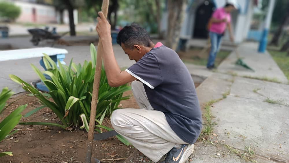 #GestiónAmbiental Cuadrillas adscrita a la Dirección de Ambiente de la @AlcaldiaGomezNE siguiendo orientaciones de nuestro alcalde bolivariano @emiliorafael_ Velásquez, realizaron labores de limpieza en la plaza del sector Toporo en Santa Ana y en la Capilla del Bronce.