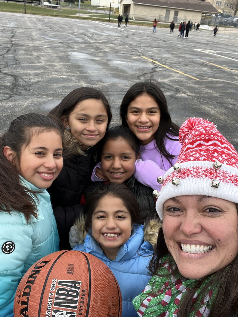 PrincipalRAdams's tweet photo. The day is always better when you can shoot some hoops with friends! #JeffersonJourney #HarvardRising #FutureBasketballStars https://t.co/7B2Mv8vulj