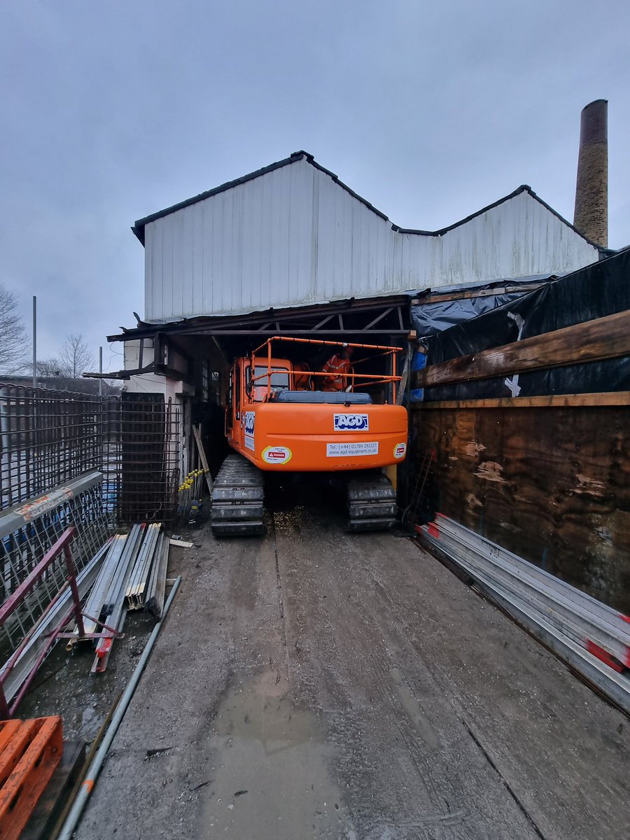 AGDEquipment's tweet image. A brace of Hitachi #MiniCranes working in #RestrictedAccess in Leeds for BAM Nuttall on the River Aire FAS.

No room to swing a cat? Call @AGDEquipment we’ve got the solution.