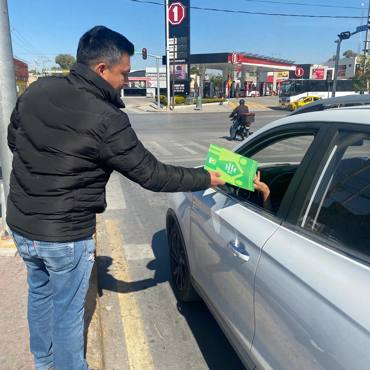 PVE_Torreon's tweet photo. 🌿Entregamos libros de la mujer en el crucero de Paseo la Rosita y Revolución, haciendo que los ciudadanos tomen importancia con la mujer mexicana y participación mexicana✅
#PVEM #Torreón #Coahuila #Mujer #ParticipaciónPolítica https://t.co/HTc2MMNWKE
