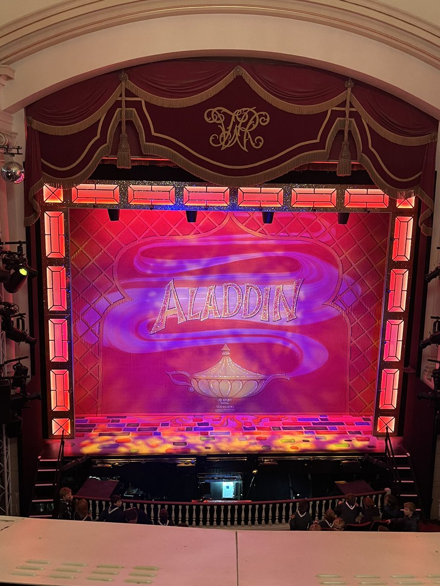 Had a brilliant time at the panto… oh yes we did! @TheatreWindsor @cruisekevin Best. One. Yet! (And I’m sure Santa will bring my little doggy that Switch and Go Dino!) ;-)