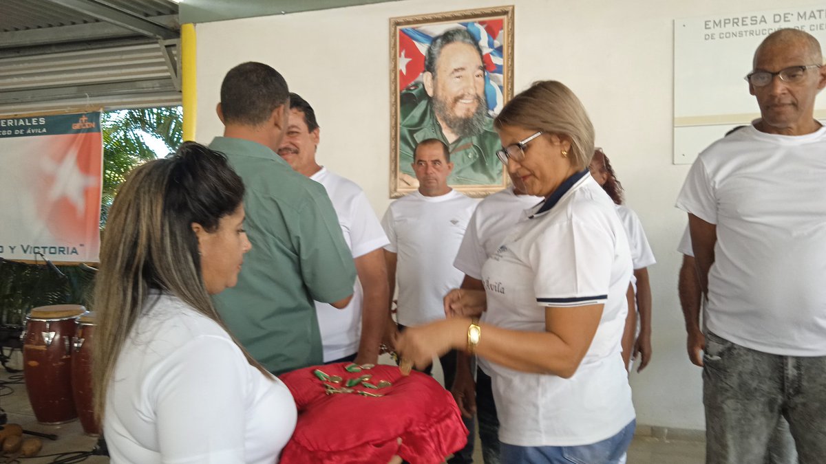 Emp_Avilmat's tweet photo. ✅A propuesta del @CubaMicons y el Sindicato Nacional de Trabajadores de la Construcción, se acordó otorgar la Distinción "Armando Mestre Martínez" a nueve trabajadores del sector que han mantenido una destacada trayectoria e ininterrumpida labor por más de 20 y 25 años https://t.co/7f2uYHEhhh