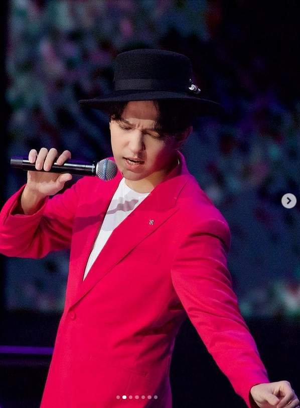 Lnda1904's tweet photo. @Cristin25558525 STRANGER WORLD TOUR DIMASH
#DimashQudaibergen 's @dimash_official
music transcends genres to include operatic pop, rock. His great stage presence and impeccable vocal techniques astound listeners #GreatSinger #YourMusicIsMyLife
Enjoy #DimashConcertHongKong #DimashConcertBudapes https://t.co/luJzuYJKY1