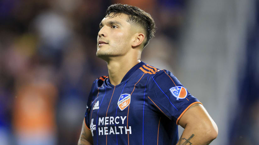 TheFootballFanf's tweet photo. TRANSFER UPDATE🚨

FC Cincinnati and USMNT Striker, Brandon Vazquez is looking to move to a European club from the MLS. Brandon openly said that he wants to move to a European club in the January Transfer Window.🇺🇸🇪🇺

#TransferNews/#MLS https://t.co/imVZTuPR83