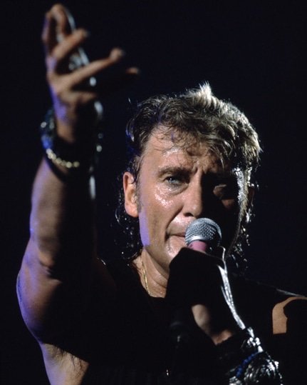 Le temps passe et la peine demeure, toutefois la joie de l'écouter toujours et de penser à  lui demeure. L'une des marques profondes d'amour et de respect est de continuer à  se souvenir. Merci Johnny tu nous manques #TeamHallyday ❤️❤️🎙🎙❤️❤️🎸🎸❤️❤️🎶🎶❤️❤️🎼🎼❤️❤️🎬🎬❤️❤️