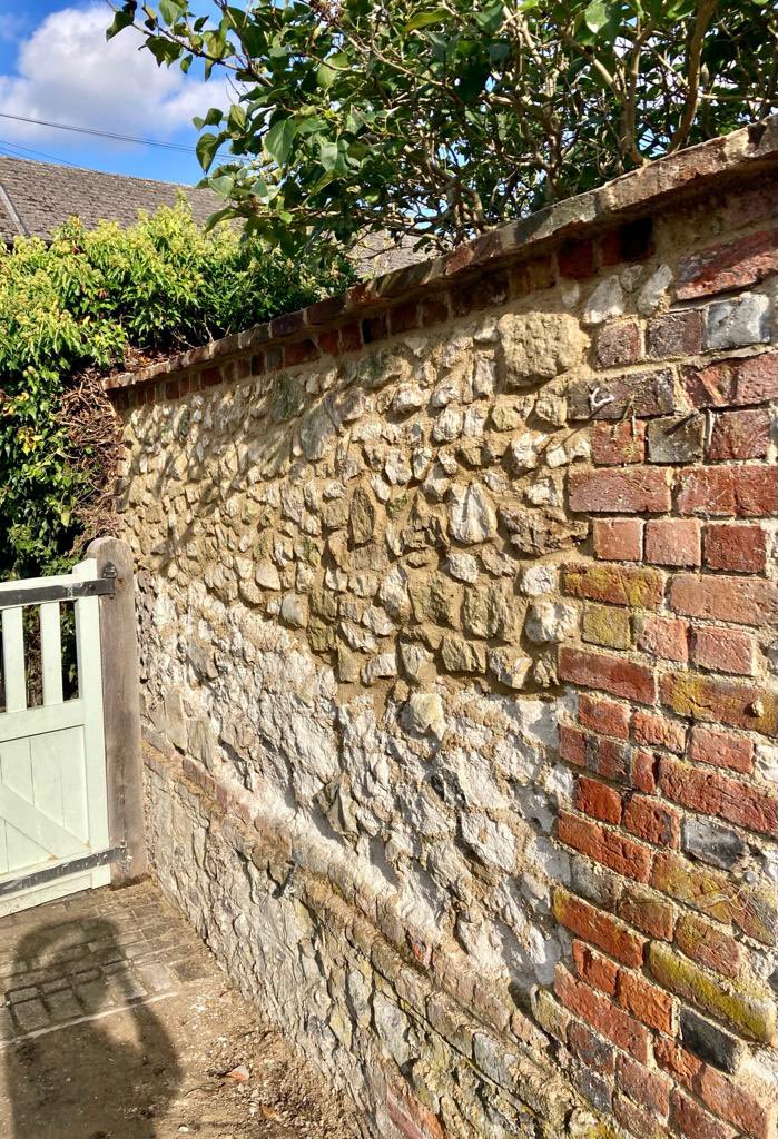 dunne_ltd's tweet photo. From a recent project in Watlington by the Chilterns. Built in the local vernacular, we rebuilt large sections of this chalk block and Clunch stone wall. 1/2
#ClunchStone #ClunchWalling #DjGiles #ChalkBlockWall #ReclaimedStone #LimeMortar #MortarMatching #HotLime #Quicklime https://t.co/CJHBYfw3aK