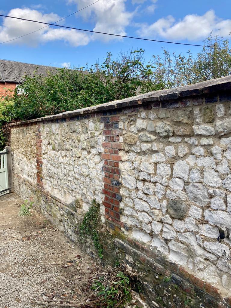 dunne_ltd's tweet photo. From a recent project in Watlington by the Chilterns. Built in the local vernacular, we rebuilt large sections of this chalk block and Clunch stone wall. 1/2
#ClunchStone #ClunchWalling #DjGiles #ChalkBlockWall #ReclaimedStone #LimeMortar #MortarMatching #HotLime #Quicklime https://t.co/CJHBYfw3aK