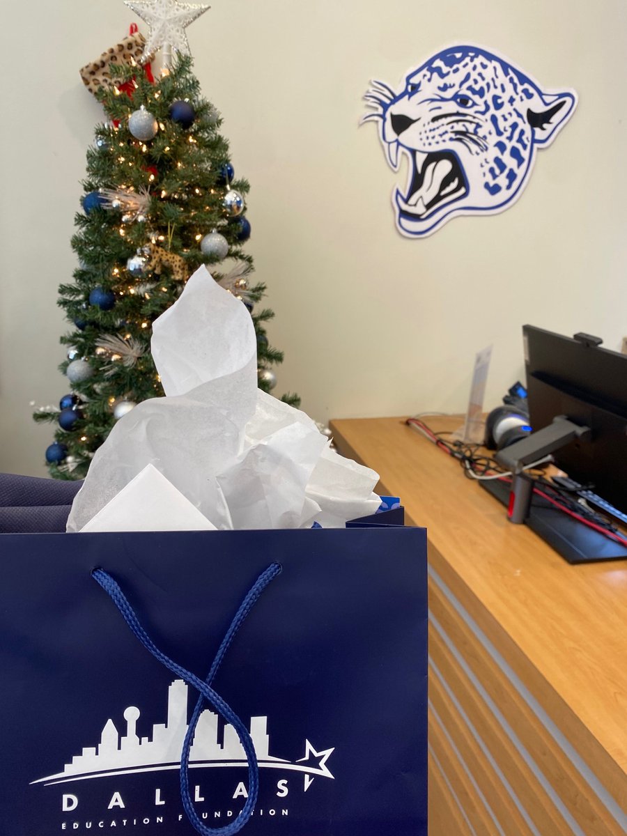 EmilyDavisDISD's tweet photo. Wow! The #EmployeeGivingCampaign Champion at Adamson HS has been teaching there for 20 years! Thank you, Ms. Celis, for your dedication to #acceleratingstudentsuccess in Dallas ISD! @TeamDallasISD @DallasEdFound Donate at https://t.co/R6MneOvdEU. https://t.co/hxQCS789UR