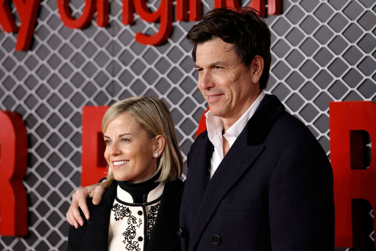 f1speed_indo's tweet photo. 🚨 FIA INVESTIGASI TOTO WOLFF & ISTRI ATAS DUGAAN KONFLIK KEPENTINGAN

FIA membuka investigasi terkait dugaan konflik kepentingan antara tim prinsipal Mercedes, Toto Wolff dengan istrinya sendiri, Susie Wolff.

Susie sudah beberapa bulan ini menjabat sebagai Managing Director ajang F1 Academy, balap formula khusus wanita yang berada di bawah naungan komersial F1/FOM.

Hal tersebut kabarnya membuat khawatir beberapa bos tim lain dengan konflik kepentingan yang bisa terjadi.

Bahkan kabarnya dalam beberapa meeting terakhir, Toto Wolff mengeluarkan komentar dari informasi yang harusnya cuma datang dari FOM — jadi pemancing kecurigaan & komplain dari bos tim lain.