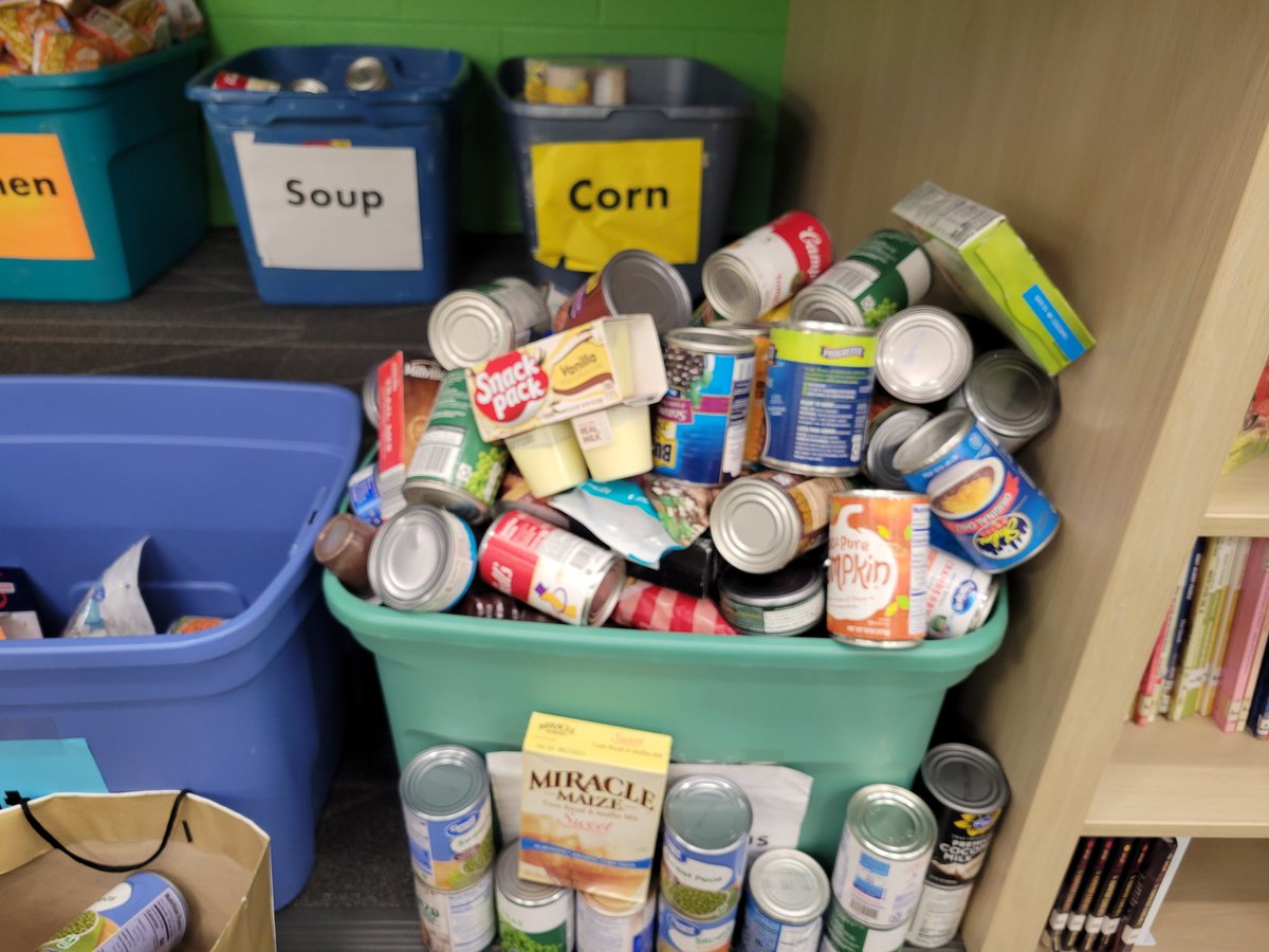 SLSDAghotte's tweet photo. Keep bringing in those food and clothing donations @SLSDCrosby ! #MakeADifference https://t.co/V1gYWdU7rB