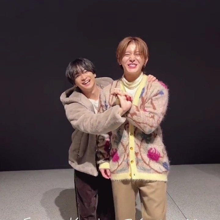 曲が終わってもずっと指をはなそうとしない2人、知念さんは手を山田さんの肩から話さない
ずっと一緒にいたいんだ⁉️そのまま結婚式あげちゃえばいいと思ってるんだ。このまま幸せな日々を送るんだ