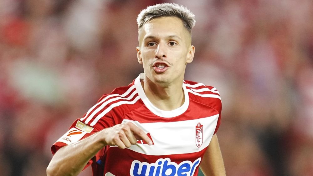 TheFootballFanf's tweet photo. TRANSFER UPDATE🚨

Bayern are closing in a deal to sign Bryan Zaragoza from Granada. The agreement with Granada has been sealed and his contract with Bayern Munich will start in June 2024, as he wants to play with Granada until the end of the season.🇪🇸🇩🇪

#BayernMunich/#Granada https://t.co/s7ESM1Kml7