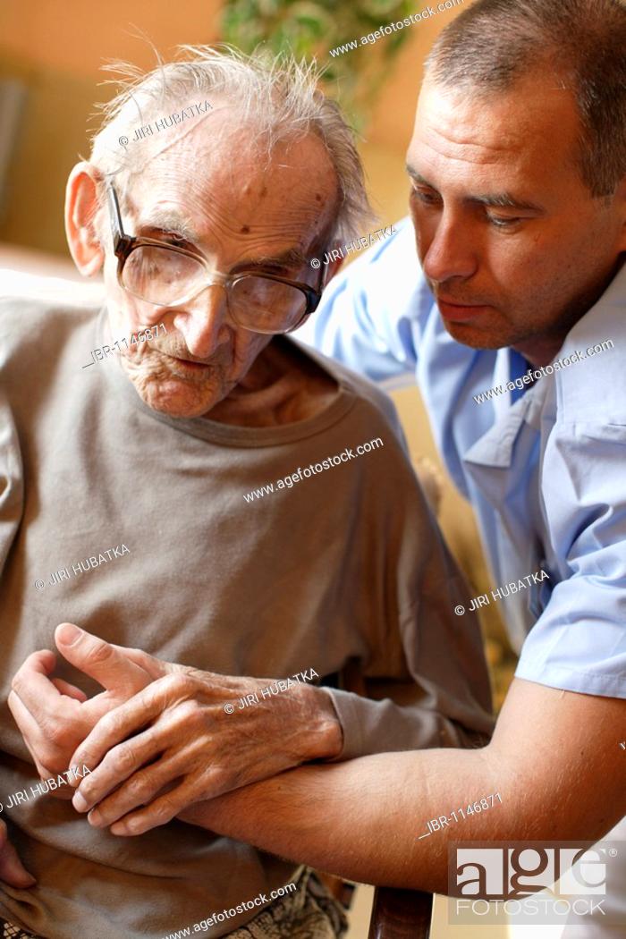 Chwaraewyr We Hate Ben yn codi o'r gwely i ware bore Sul