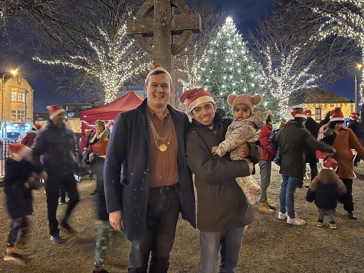 Great to be at the Lighting of the Christmas tree in Dolphin's barn, along with Bushra & Anaya. Amazing work from @DubCityCouncil & all involved in organising the event. Nollaig Shona 🎅
#DolphinsBarn #SpiritofChristmas 
#Dublin8 @cardagh @Pidge @StAndrewsRialto @LordMayorDublin