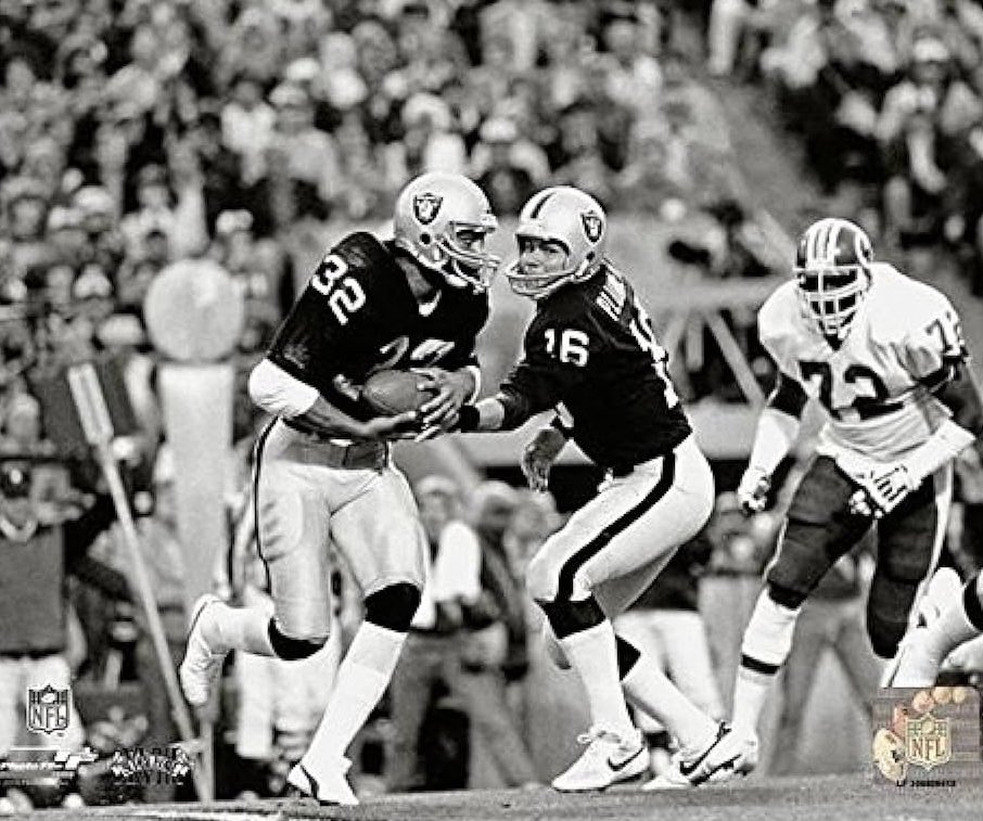 Happy Birthday to Jim Plunkett, born December 5, 1947. 2x Super Bowl winning quarterback w/ the Oakland - Los Angeles Raiders, here handing off the football to Marcus Allen during Super Bowl 18 against the Washington Redskins. #JimPlunkett #Raiders #football #MarcusAllen