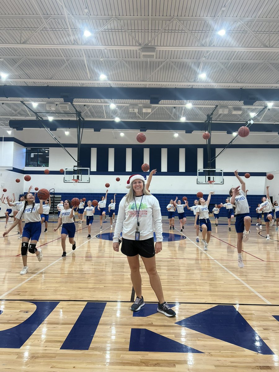 CoachLibertyDa1's tweet photo. I love teaching the kids to use their left hand! Left handed layups today were happening in that @HPetersonMS gym! #kisdinspires plus it was Santa hat day!! https://t.co/8KjVm4kXhO