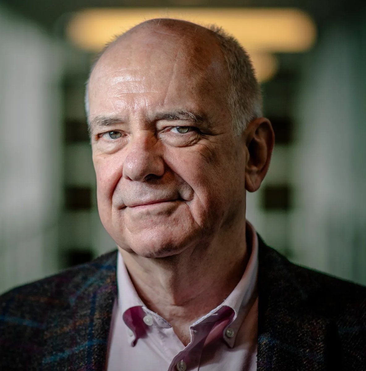 Met een smoesje hebben de ministers Van Mierlo en Sorgdrager in 1997 de arrestatie van drugshandelaar Desi Bouterse verhinderd, zegt officier van justitie Harderwijk. 'Van Mierlo wilde gewoon geen gedoe. Het gebeurde immers tijdens zijn vakantie'. nrc.nl/nieuws/2023/12…