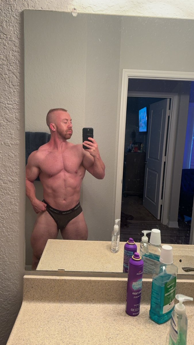 Tatertop69's tweet photo. Week 2 of my cut. Starting to see more lines 🥰 https://t.co/EOOtUt1Euk