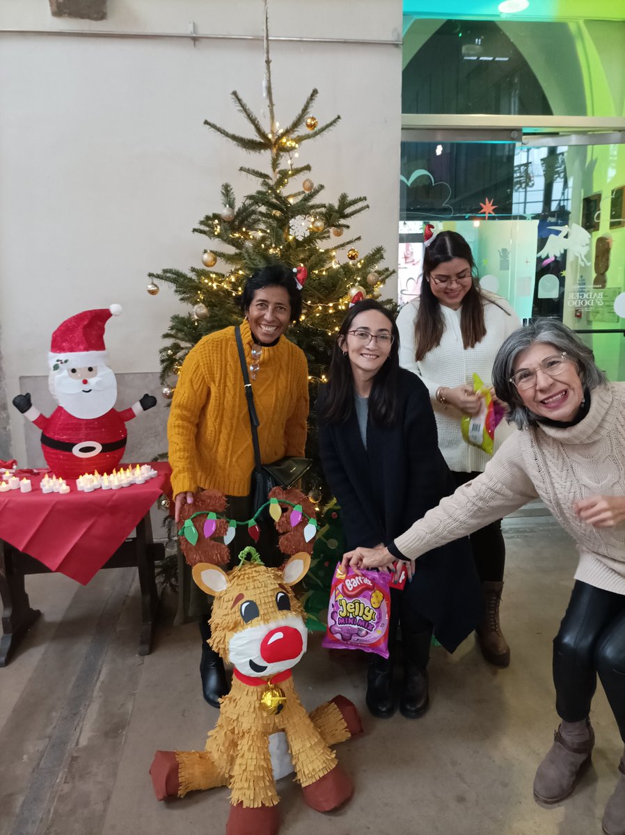 A "Posada" has peregrinos, piñatas and food.  It's perfect if you add friends , family and lots of fun. Yes, ours was a success. #tradicionesmexicanas  #haciendocomunidad