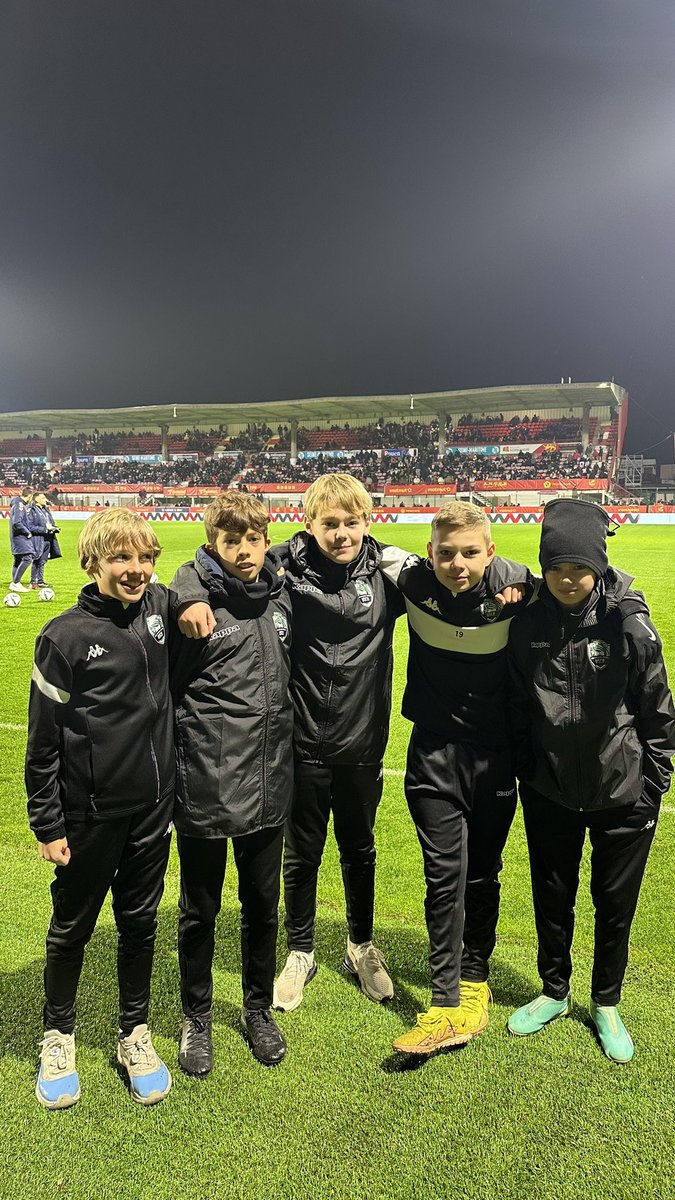 fuscbg's tweet photo. Quelques U13 et U16 du club รฉtaient ce soir au Stade Diochon pour respectivement effectuer le challenge @Matmut de la mi-temps et ramasseurs de balles du match @QRM vs @girondins ๐ฏโฝ๏ธ
#FUSCB ๐ขโช๏ธ https://t.co/W0BLRteXgE