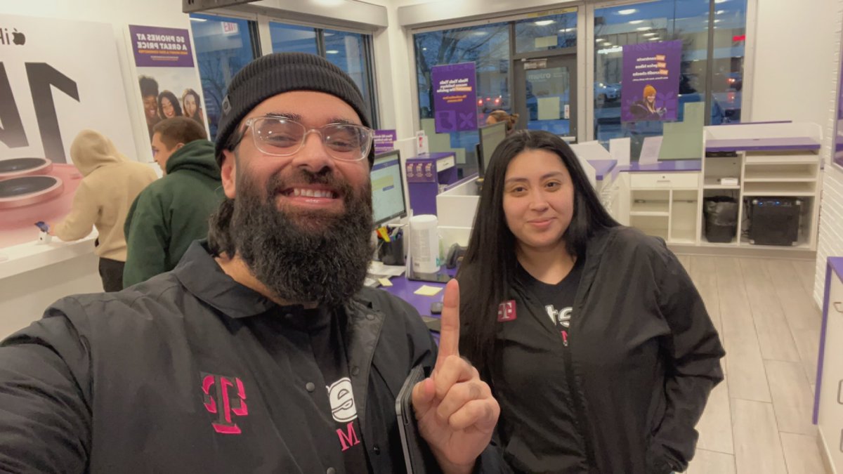 Steph & Team over at Pulaski showing up and showing out!! 1st store In Chicago to Migrate a Customer over to Magenta!! 💯 first of many that is! JM is ready to Dominate!! Let’s gooo!! #Chicago #CentralEast @TCCCarlosG @LizMorelos3 @WinstonAwadzi @thayesnet