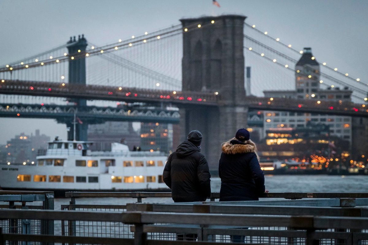 nycgob's tweet photo. Recuerde que el Código Azul está vigente en la ciudad de Nueva York.

Si usted o alguien que conoce necesita un lugar donde pasar la noche, contacte al 311. Hay equipos ofreciendo ayuda a las personas que lo necesitan con motivo de las bajas temperaturas. https://t.co/COu8W49dph