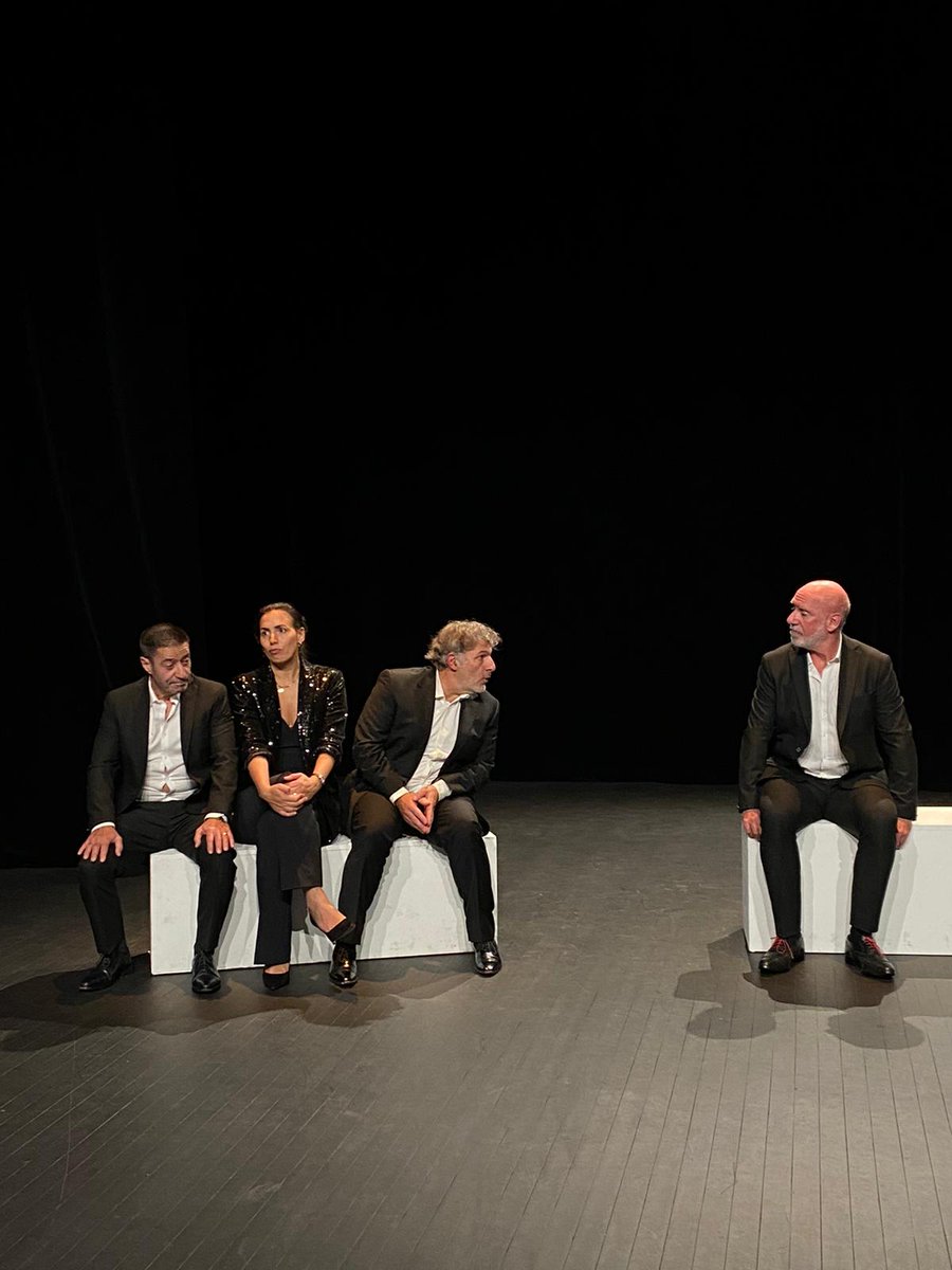 "Boire fumer et conduire vite" au Théâtre Paul Scarron. Demain mercredi 6 déc c'est la première. Il reste quelques places. C'est complet vendredi, samedi et dimanche.
Réservations 06 10 53 38 40 - acthalia@hotmail.fr
Billetterie en ligne : billetweb.fr/boire-fumer-et…