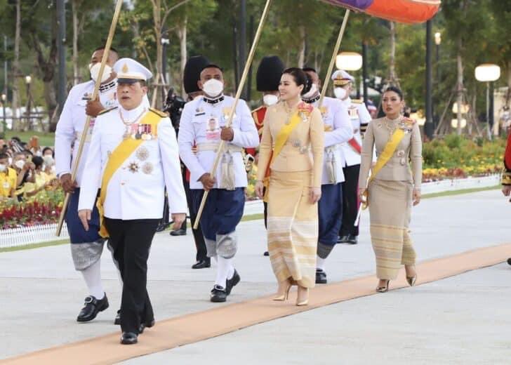 💛💜🧡 ในหลวง-พระราชินี เสด็จฯทรงวางพานพุ่มถวายราชสักการะพระบรมราชานุสาวรีย์พระบาทสมเด็จพระบรมชนกาธิเบศร มหาภูมิพลอดุลยเดชมหาราช บรมนาถบพิตร เนื่องในวันคล้ายวันพระบรมราชสมภพในหลวง ร.9 พร้อมด้วย เจ้าฟ้าสิริวัณณวรีฯ เสด็จฯในการนี้ด้วย เมื่อวันที่ 5 ธันวาคม 2566