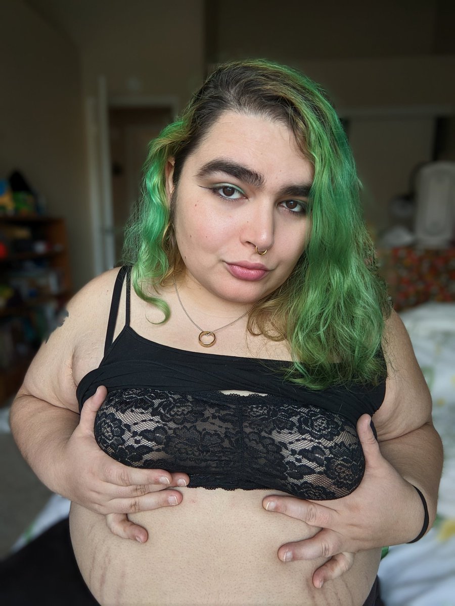 oliviadarkk's tweet photo. need someone to come over and squish various parts of my body https://t.co/Na1a3oHJYc