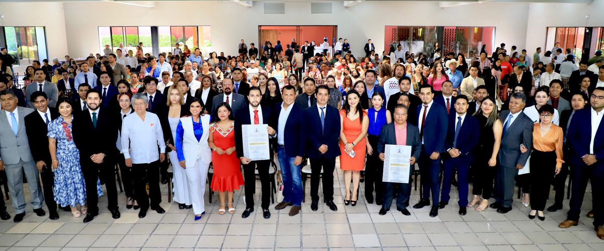 abogadosyprof's tweet photo. Se llevó a cabo la fundación de la Asociación de Abogados y Profesionistas Independientes del Estado de Oaxaca, México A.C. presidida por el Lic. José Francisco Ángel López (@pacoangelopez ), quien destacó la inclusión de las y los jóvenes abogados en la participación jurídica. https://t.co/4oMlRCEJSD