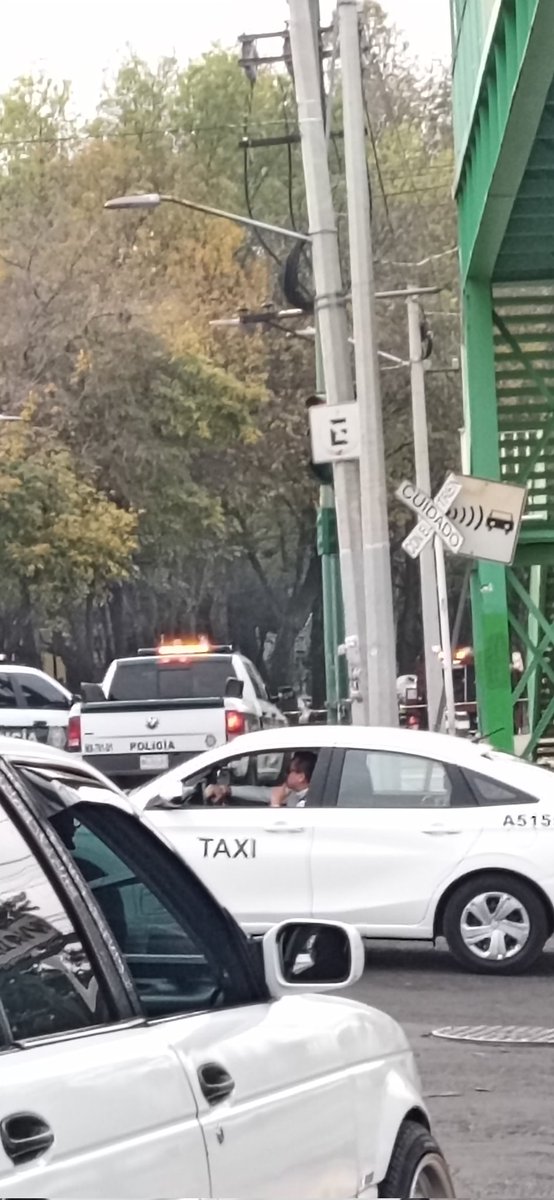 ANGEL0DX's tweet photo. 5/12/23 4:40 PM Cerrado México Xochimilco a la altura de la noria, dirección Tepepan. Tomen precauciones. Se encuentra elementos de la ssp y bomberos.  #trafico #transito #transitolento #xochimilco #lanoria #cdmx https://t.co/o1TuOYgeFj