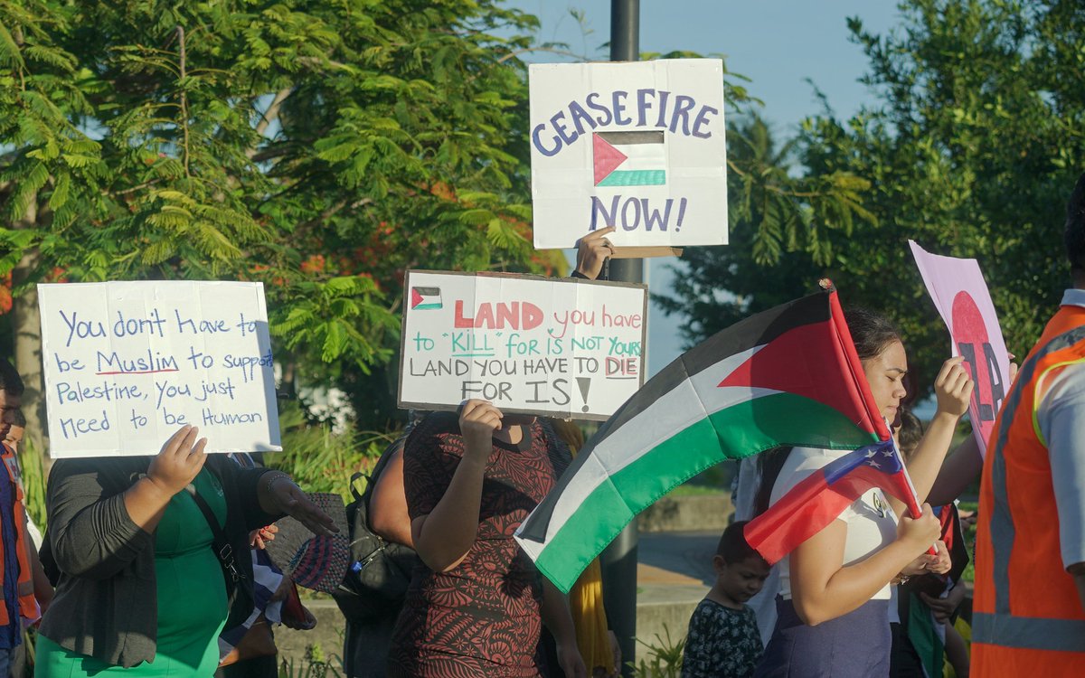 Aero024's tweet photo. Photos from our peaceful protest this morning. @samoa4ceasefire

#CEASEFIRE_NOW https://t.co/RoUSgJXkZ2