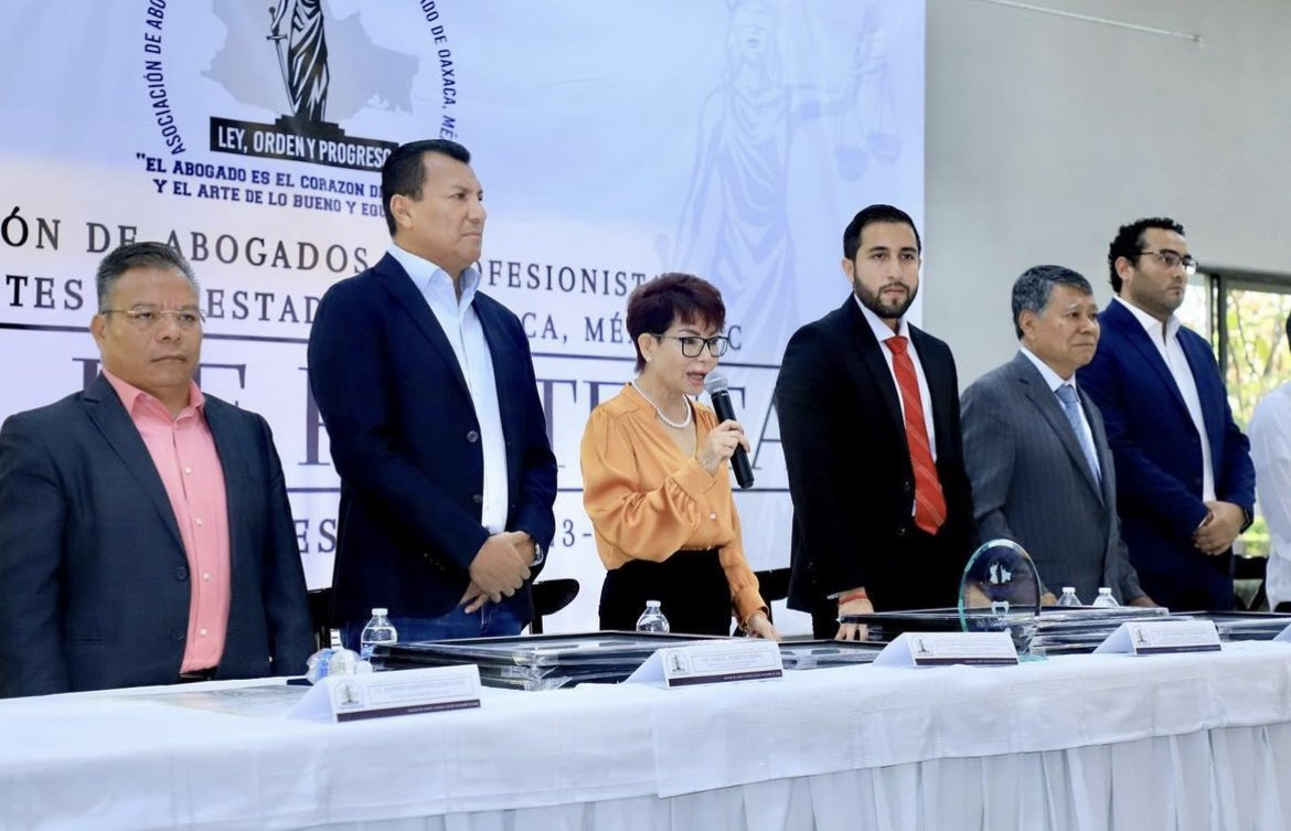 abogadosyprof's tweet photo. En el evento homenajeamos a la Magistrada Dra. Gregoria Hortensia Castellanos Chávez, con el prestigioso galardón “Margarita Maza de Juárez” y el Decano Magistrado y al Lic. Crecencio Martínez Geminiano, quien recibió el galardón “Mariano Otero y Mestas”. https://t.co/HXMtu74Ux3
