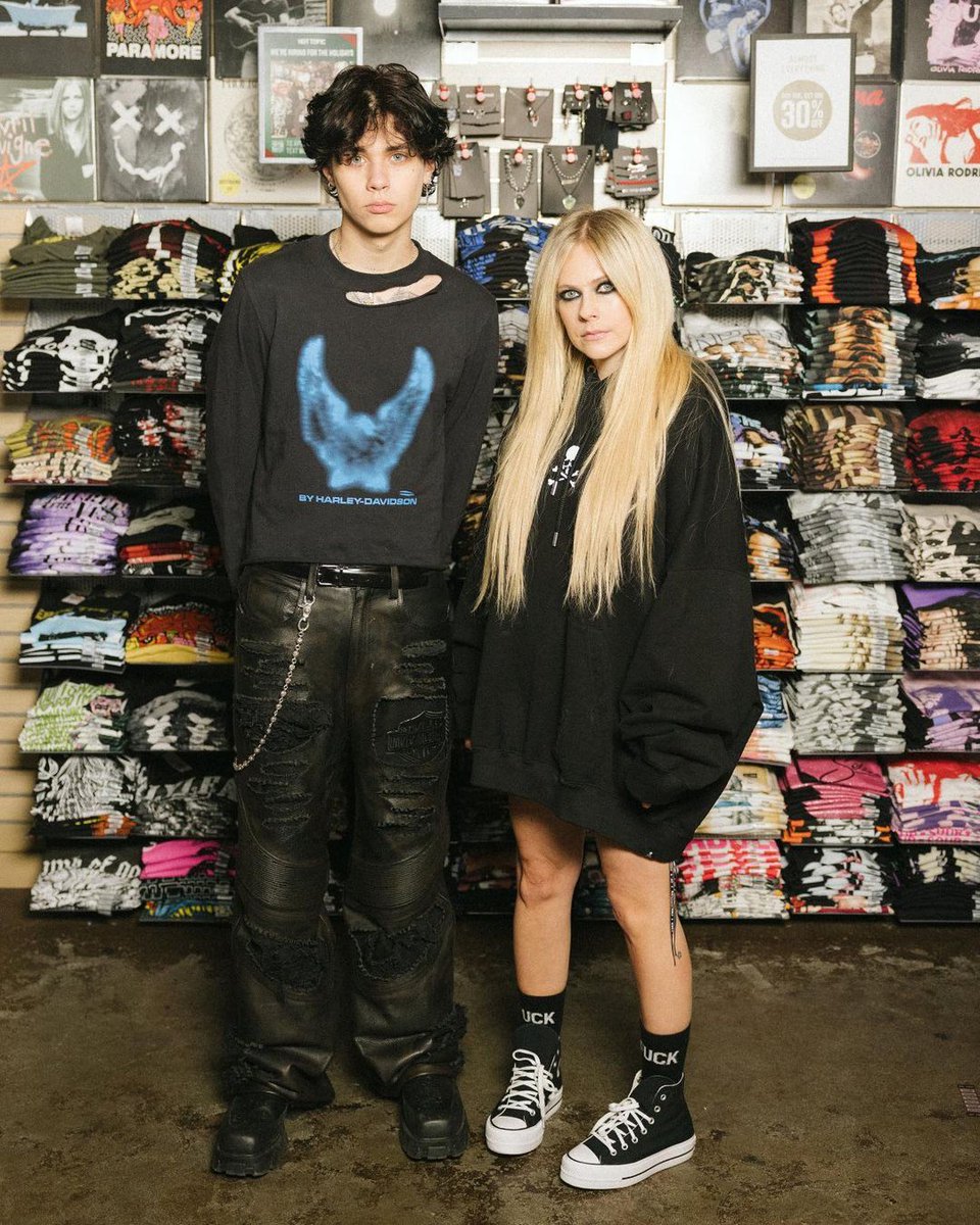 AvrilTribe's tweet image. Avril Lavigne with Landon Barker x Hot Topic

#AvrilLavigne #LandonBarker #HotTopic #HotTopicMusic