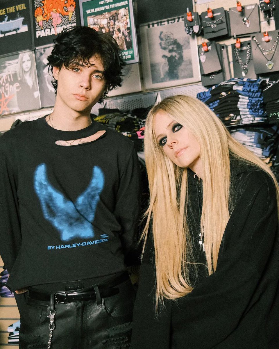 AvrilTribe's tweet image. Avril Lavigne with Landon Barker x Hot Topic

#AvrilLavigne #LandonBarker #HotTopic #HotTopicMusic
