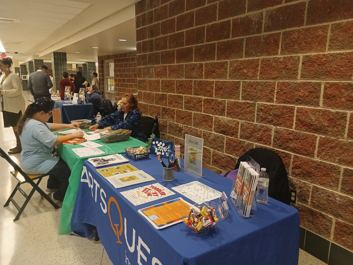 @ArtsQuest @BananaFactory at @BethlehemAreaSD @NEMScommunity Health & Wellness Fair w/ Teaching Artist, Cotty Kilbanks, leading an artmaking activity✏️🎨 #communityschoolengagement