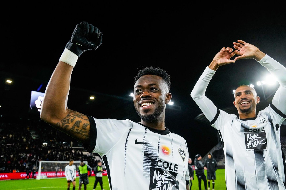 DepuisLaButte's tweet photo. Des 𝙢𝙪𝙨𝙘𝙡𝙚𝙨 💪🏾, des 𝙨𝙤𝙪𝙧𝙞𝙧𝙚𝙨 🙂 et beaucoup d'𝙖𝙢𝙤𝙪𝙧 🫶🏽
Votre 𝙙𝙚𝙛𝙚𝙣𝙨𝙚 𝙘𝙚𝙣𝙩𝙧𝙖𝙡𝙚 vous souhaite une bonne nuit 😴
@AngersSCO #SCOGF38 #SportAngers https://t.co/yDAJqRyNQt