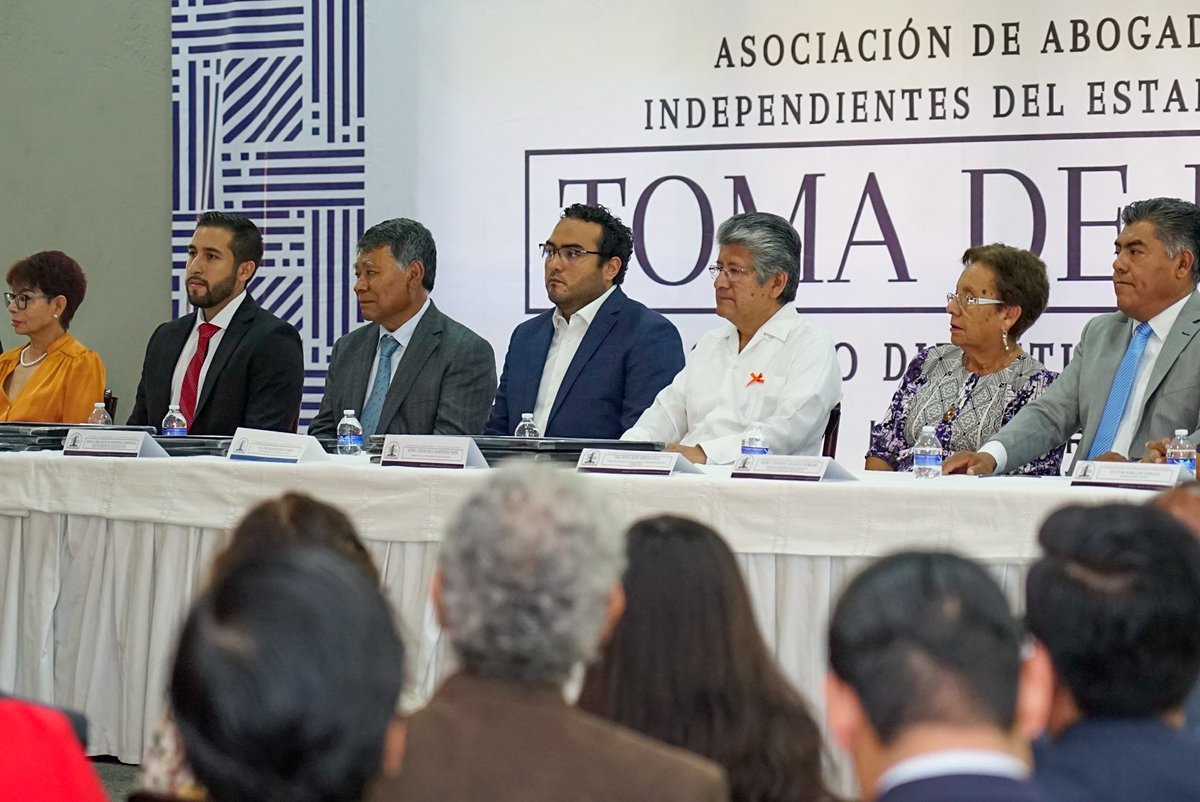 abogadosyprof's tweet photo. La mesa del presídium estuvo integrada por el Dip. Samuel Gurrión Matías, el Lic. Xavier Terán Álvarez, el Mtro. Francisco Martínez Neri, la Dra. Berta Ruth Arreola Ruiz, el Lic. Porfirio Hernández Hernández, la Dip. Adriana Altamirano Rosales y el Lic. Julio César Ángel López, https://t.co/DOZSX1JSrR