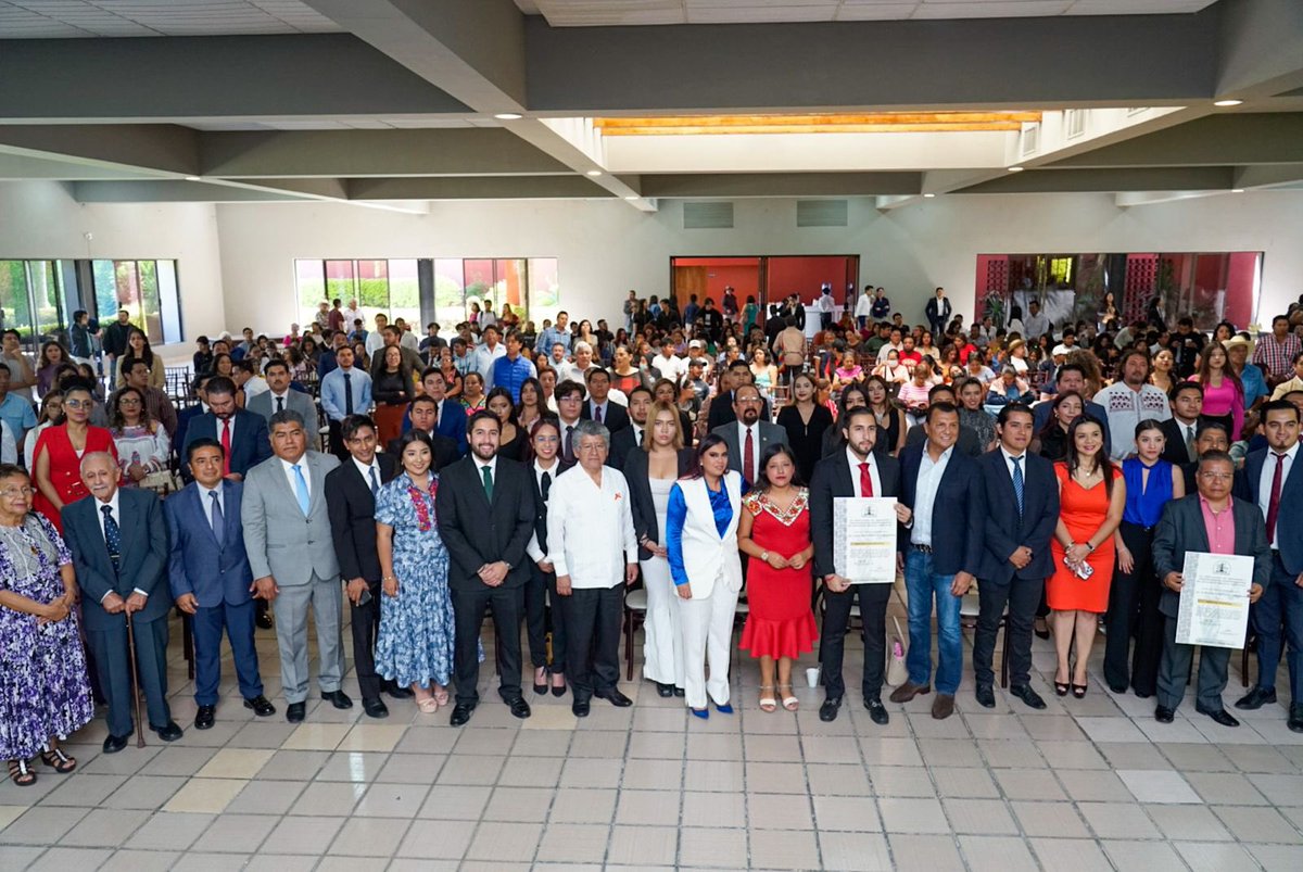 abogadosyprof's tweet photo. La mesa del presídium estuvo integrada por el Dip. Samuel Gurrión Matías, el Lic. Xavier Terán Álvarez, el Mtro. Francisco Martínez Neri, la Dra. Berta Ruth Arreola Ruiz, el Lic. Porfirio Hernández Hernández, la Dip. Adriana Altamirano Rosales y el Lic. Julio César Ángel López, https://t.co/DOZSX1JSrR