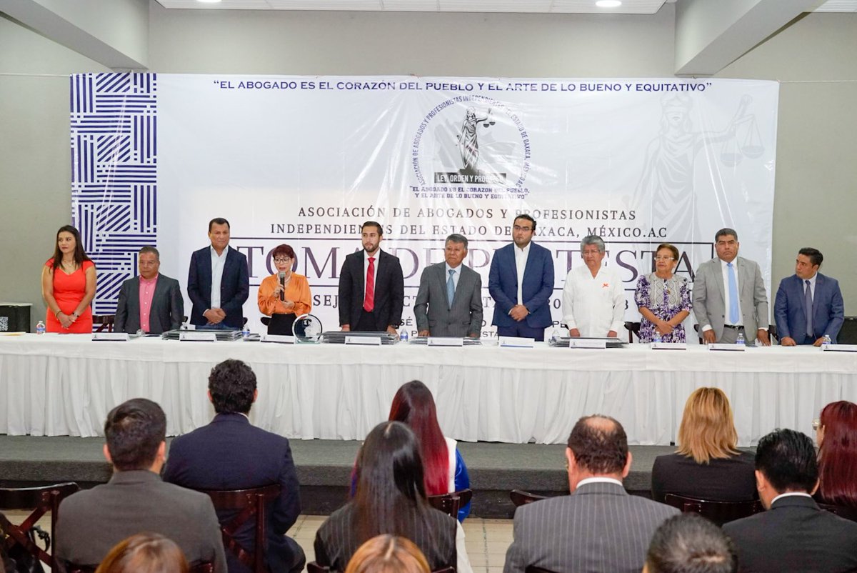 abogadosyprof's tweet photo. La mesa del presídium estuvo integrada por el Dip. Samuel Gurrión Matías, el Lic. Xavier Terán Álvarez, el Mtro. Francisco Martínez Neri, la Dra. Berta Ruth Arreola Ruiz, el Lic. Porfirio Hernández Hernández, la Dip. Adriana Altamirano Rosales y el Lic. Julio César Ángel López, https://t.co/DOZSX1JSrR