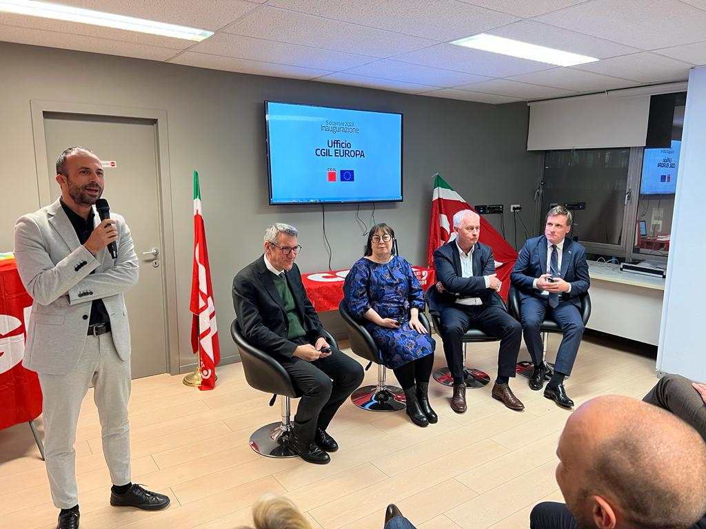 Congratulations @cgilnazionale on the opening of the new Brussels representation. It was an honor to take part in the debate with @mauriziolandini @EstherLynchs @luc_triangle on this occasion. @salvamarra
