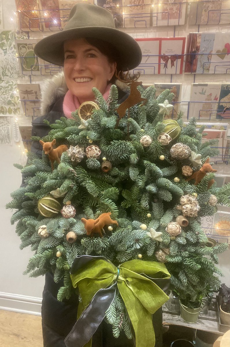 It’s Tuesday, so let’s make some wreaths; and what gawjus designs these clever, creative women came up with. Nice work, ladies. #doorwreath #christmaswreathworkshop #wreathmakingworkshop #makeyourownwreath #creativechristmas #christmaswreath #christmas2023 #naturalchristmas