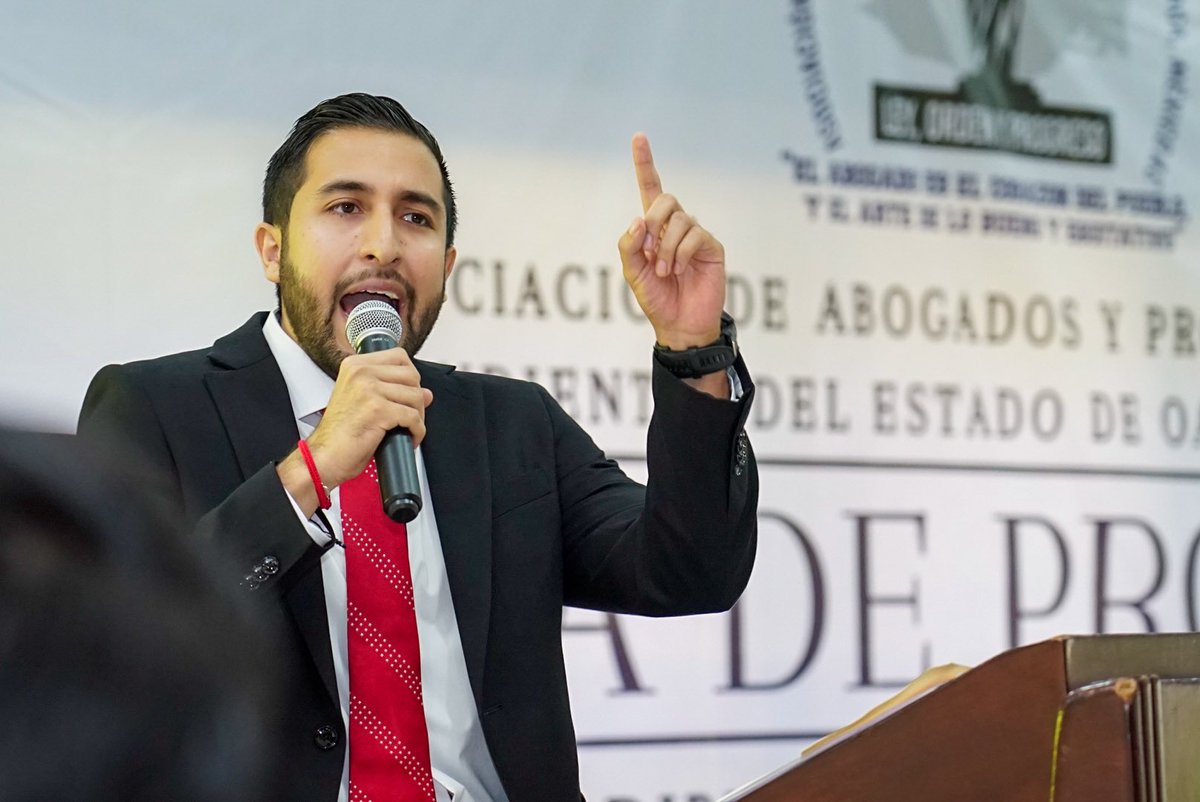abogadosyprof's tweet photo. El Presidente Estatal, Lic. Francisco Ángel López,  hizo honor al lema de la asociación “El abogado es el corazón del pueblo, y el arte de lo bueno y equitativo”. El Mtro. Francisco Martínez Neri, fue quien rindió la clausura del evento de toma de protesta. https://t.co/ThVUMUefE7