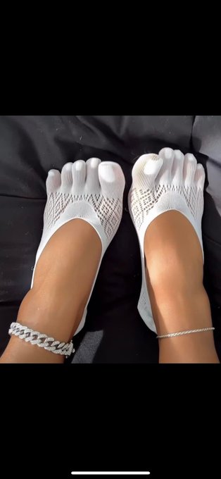 Somebody said &ldquo;they done created feet panties&rdquo; and ummmmmm I want emmmmm https://t.co/M3cWQa1fhT