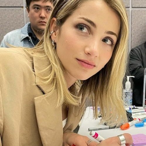 thinkremily's tweet photo. look at her!!! 💐💗 https://t.co/T4tQBS208T