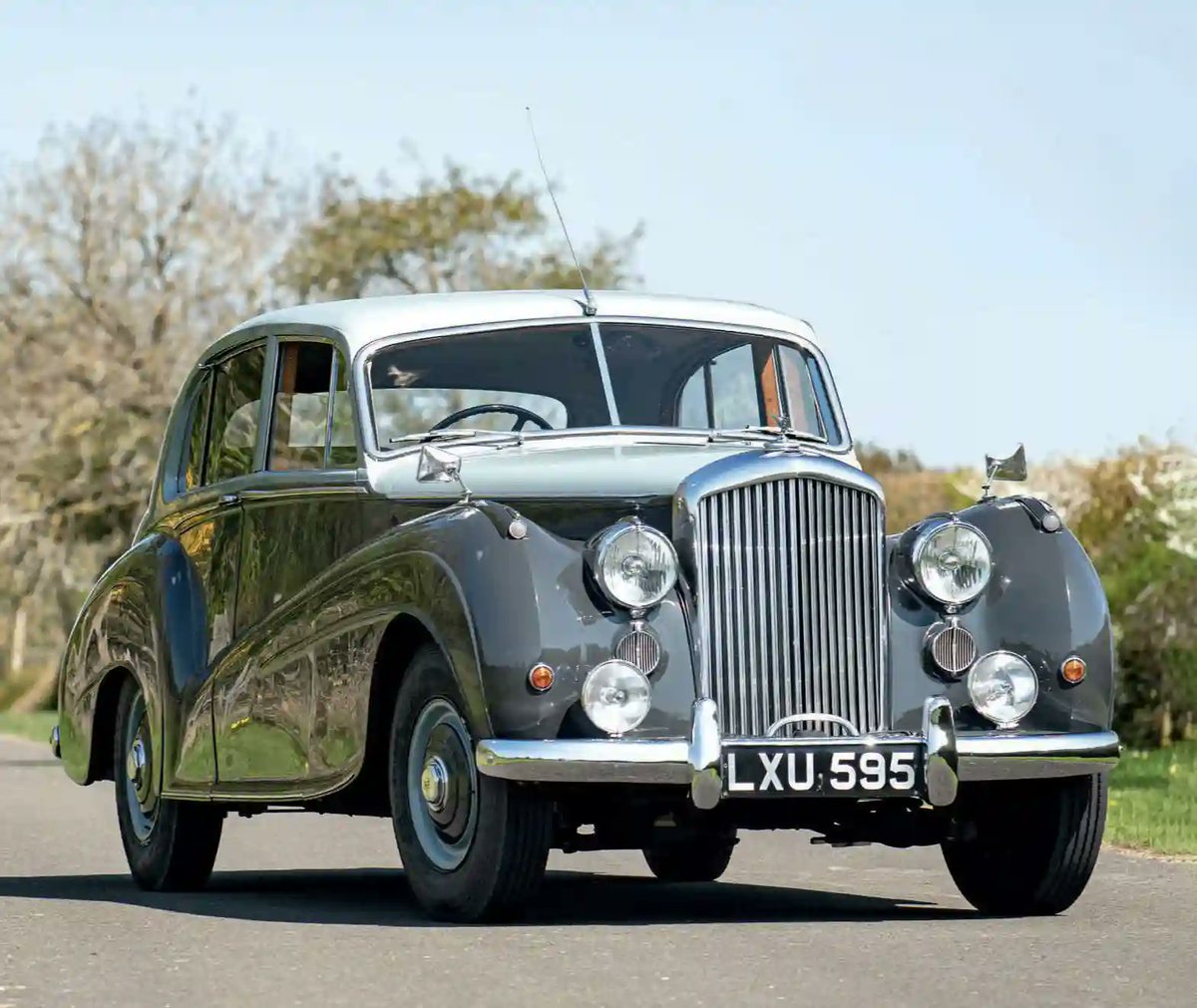1951 #Bentley MkVI ‘Lightweight’ by H.J. Mulliner — 

 drives.today/articles/1746/…