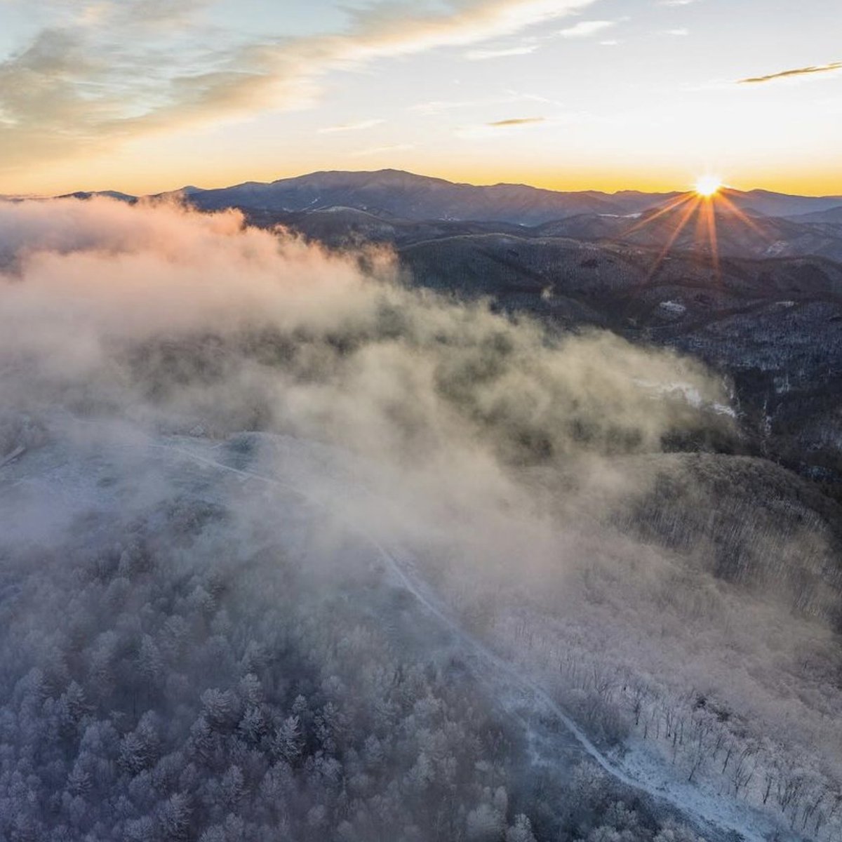The days are getting colder and the mountains just keep getting prettier. ❄️

Plan your trip to the mountains today: visitjohnsoncitytn.com
