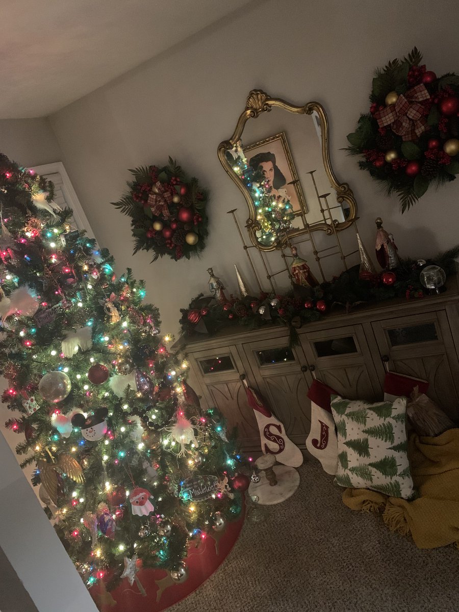 ATLJacksonlive's tweet photo. @Stake house if fully decorated for the holidays! Stake: TTVrealarray https://t.co/mVMjfIB7va