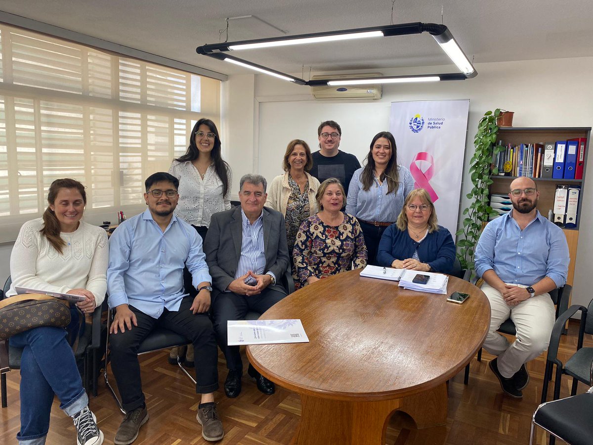 FazzinoMarisa's tweet photo. Ayer recibimos en el Programa Nac. de Control del Cáncer a la Prof. Dra. Vacarezza, Directora de la Carrera de Medicina, al Prof. Dr. Vazquez de la Universidad Católica del Uruguay y estudiantes quienes asistirán al Programa el año próx. por: Gestión en salud, políticas en cáncer https://t.co/GjSl1slxEM