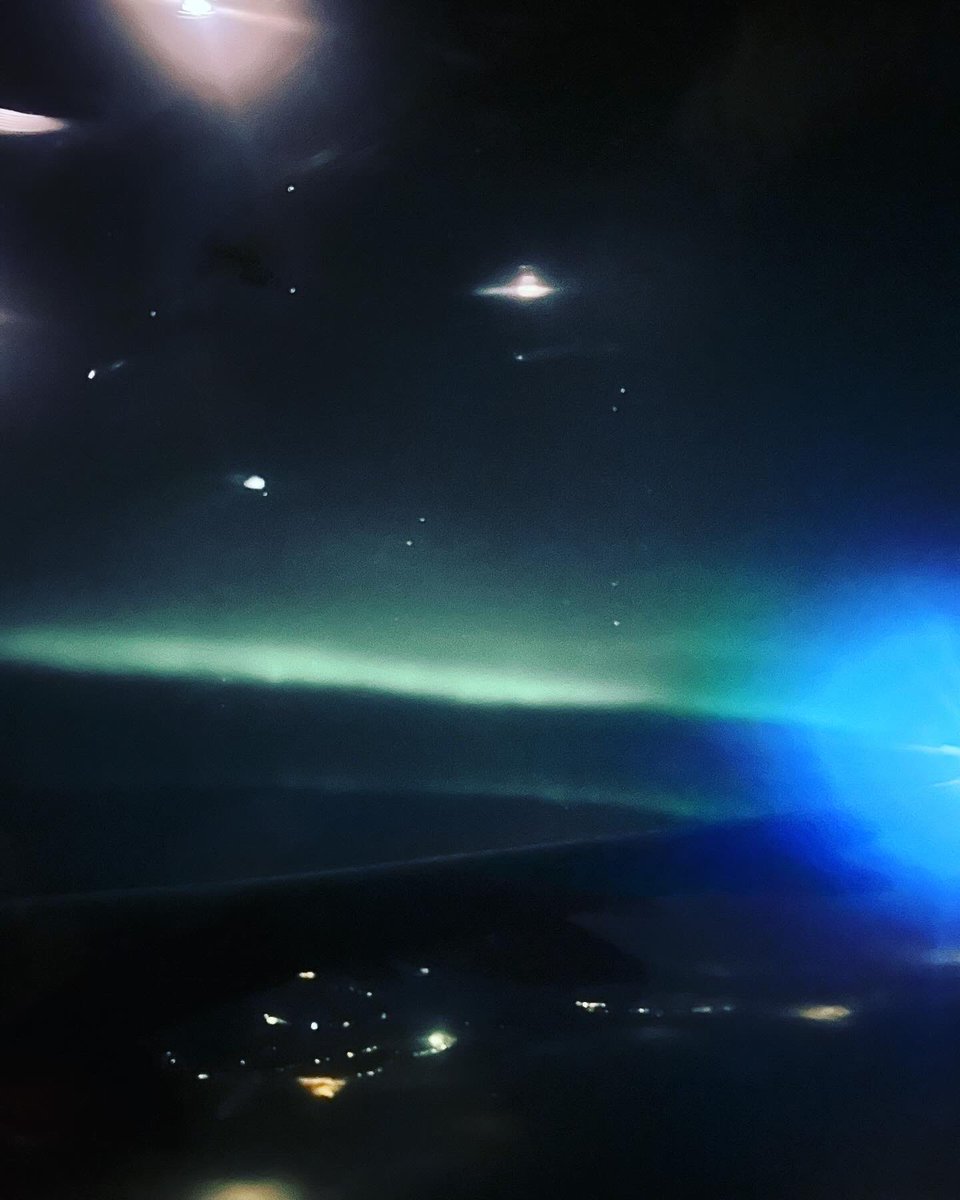 aslamnorhan's tweet photo. Flight London--> Tromso
*light off*
Pilot: Dear passengers, we are excited to announce that we are sighting northern lights around the sky. So we are turning off the lights and would turn slightly to 45' to have a chance of seeing the northern lights through the window. 🌌 https://t.co/9XGrZ96rp4